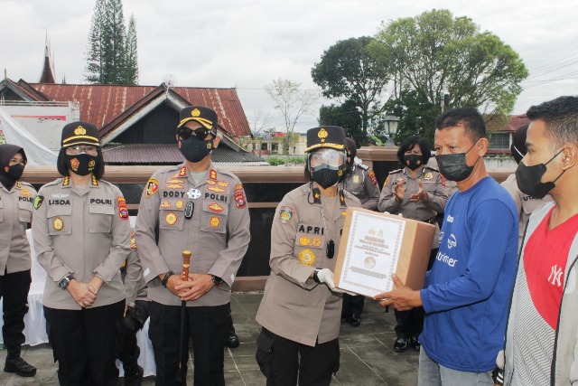 Kapusjarah Polri Brigadir Jenderal Pol Apriastini Bakti Bugiansri K, S.I.K beserta Tim dan didampingi Tim dari Mabes Polri dan Polda Sumbar serta dan Kapolres Bukittinggi AKBP. Dody Prawiranegara, S.H., S.I.K., M.H melaksanakan Napak Tilas ke Monumen Polw
